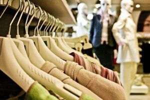 Analiză RisCo: Zara domină piaţa de fashion din ţara noastră, Sinsay recuperează teren prin extindere accelerată